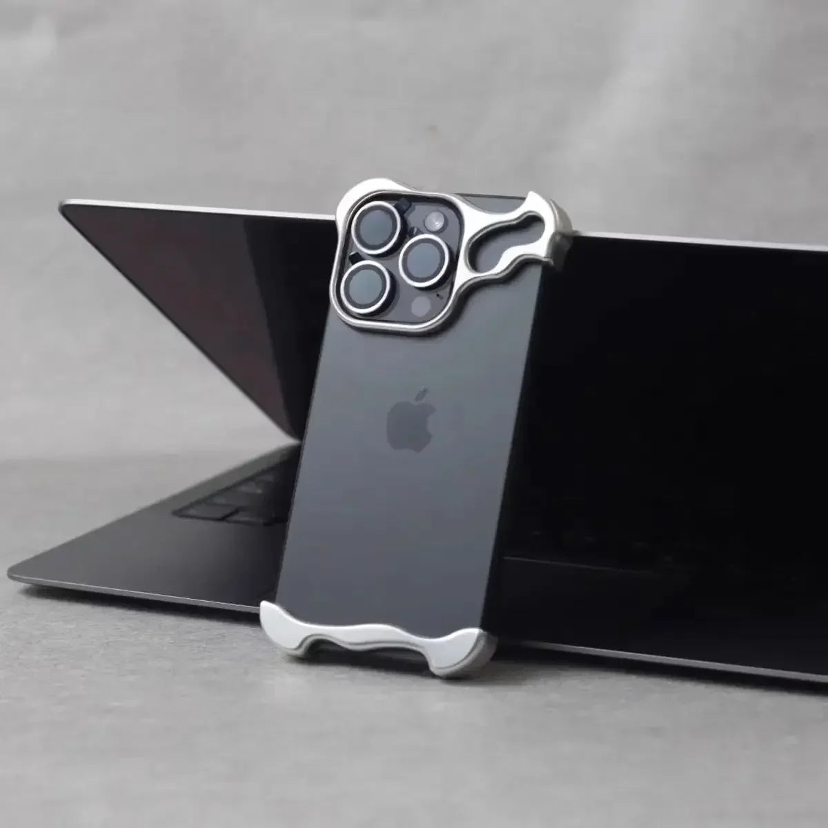 Funda Bumper de Metal para iPhone – Diseño Irregular, Protección de Lente, iPhone 13 al 18 Pro Max