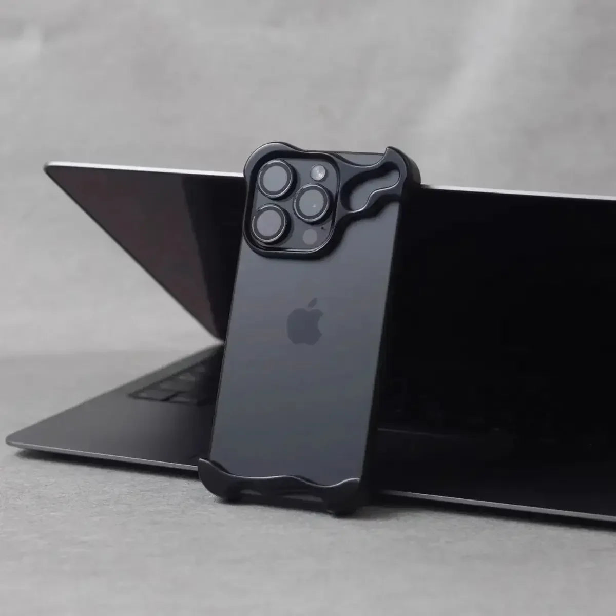 Funda Bumper de Metal para iPhone – Diseño Irregular, Protección de Lente, iPhone 13 al 18 Pro Max