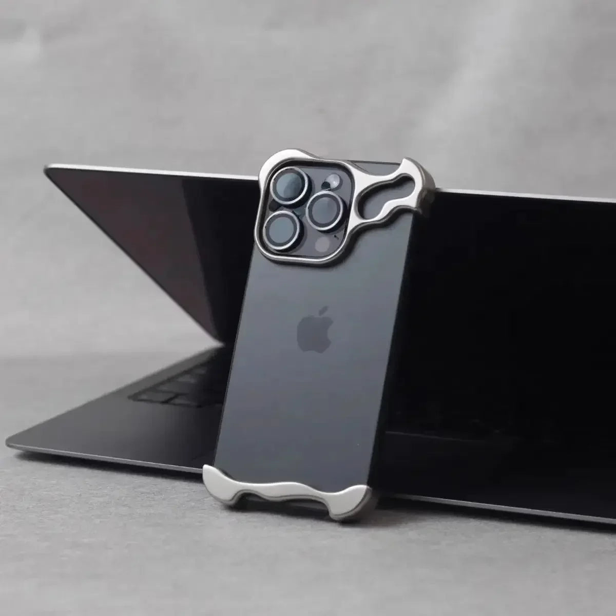 Funda Bumper de Metal para iPhone – Diseño Irregular, Protección de Lente, iPhone 13 al 18 Pro Max